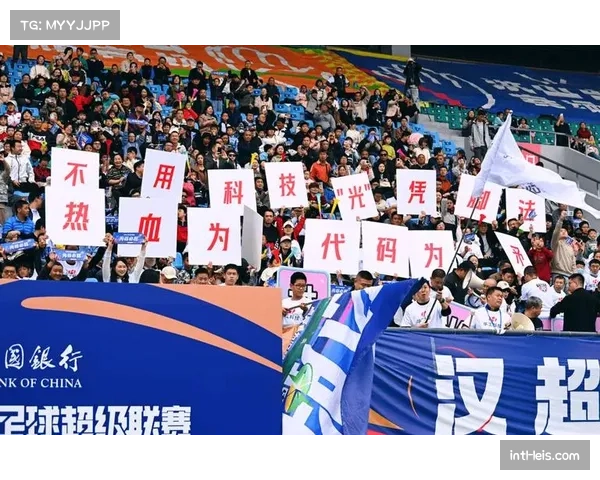 小球迷闯入球场与偶像合影，比赛短暂中断