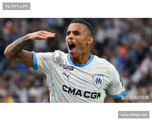 小球迷冲入场内拥抱格林伍德，保安暖心护送离场