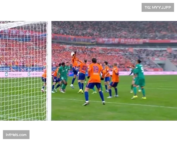 争议瞬间:吕迪格禁区内疑似手球,裁判未判罚点球